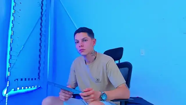 HOT_boy2025 webcam