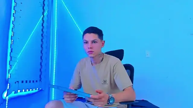 HOT_boy2025 webcam