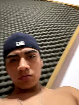 SkinnyHot444 webcam