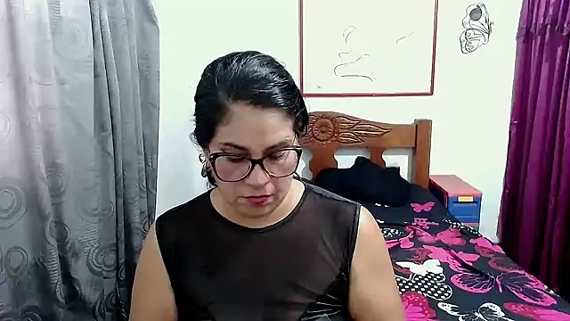 Mistresskloe01 webcam