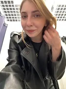 sunny___bunny (F young) - put deep fingers in wet pussy near peopl