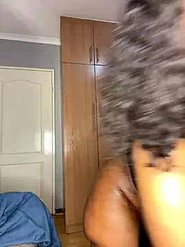 HugeMassiveBooty webcam