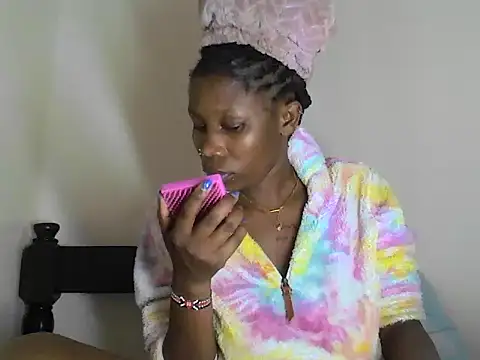 smallnaughtygirl webcam