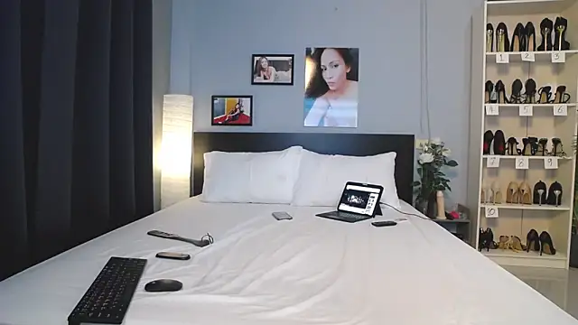 Hotbeebee webcam
