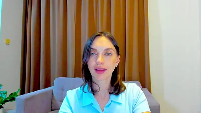 LovelyeeMia webcam