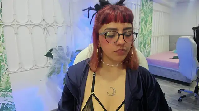 cute_hollywood webcam