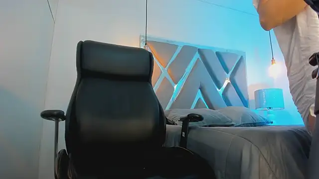 AnniEsstone webcam