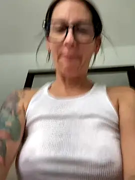 HotMomBod webcam