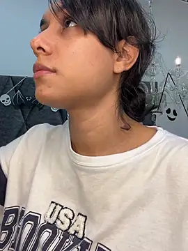 PilarJones_ webcam