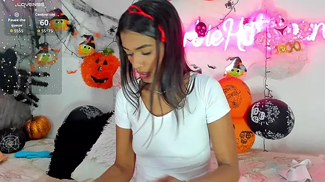 barbiehotlaura (F young) - Doggy style Fingering <3