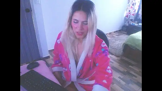 mystica_25 webcam