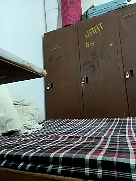 rockymountain12 (Ask my age) - Show in behind roommate