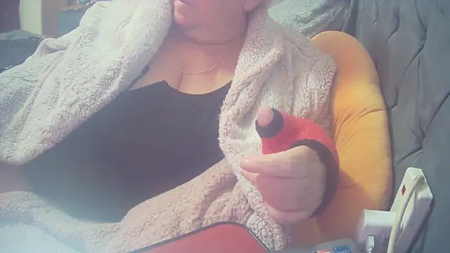Playful_MILF_Demi