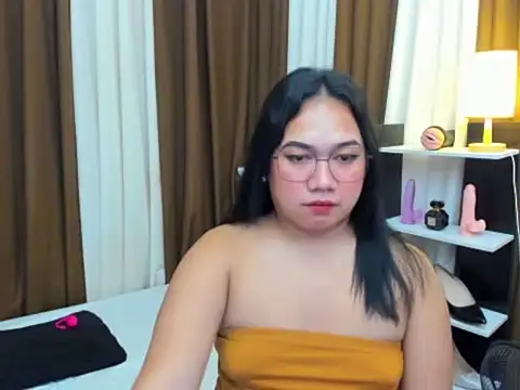 TsUncutKaren webcam