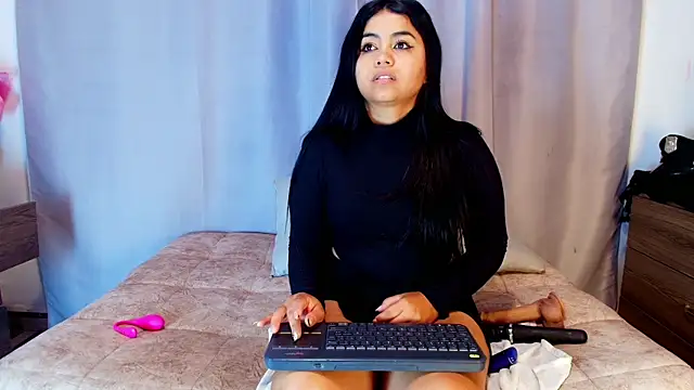 Jade_brunnette