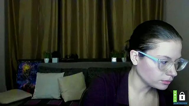 Alicia_redfollow webcam