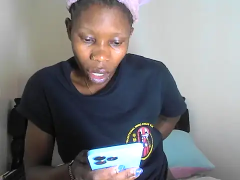 smallnaughtygirl webcam