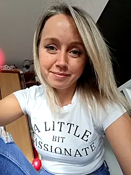 b_l_o_n_d_i_n_k_a webcam