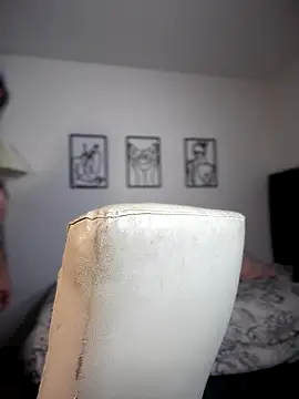 horny_roomiess webcam