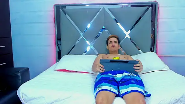 Innocent_Room1 live show on StripChat 