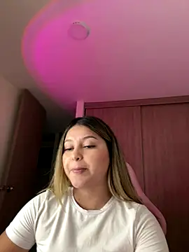 Webcam Model (lunablossom_)  is live.Free join now!