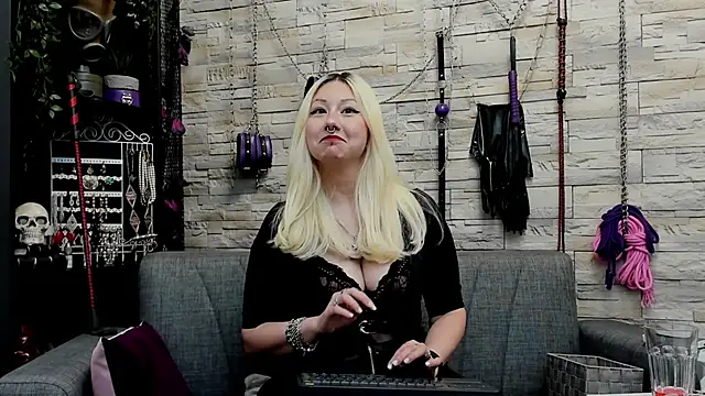 CruelMistress live cam screenshot female on Token.Show — Token Tipping & Live Cams