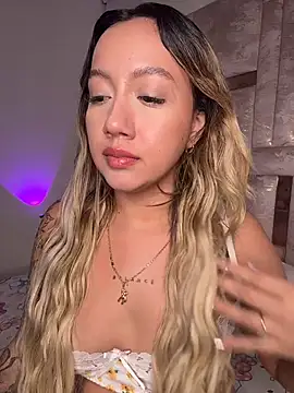 Webcam Model (Rebe_)  is live.Free join now!