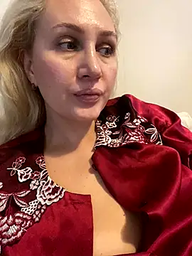 Webcam Model (YourBlondee)  is live.Free join now!