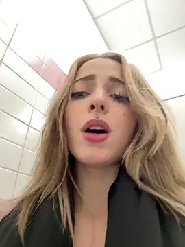 LoraaDoll from StripChat