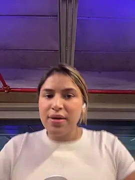 SaraParisi live cam screenshot female from Colombia on Token.Show — Token Tipping & Live Cams