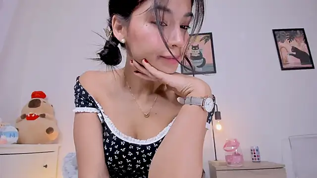 adriennesexxx (F young) - fingering pussy