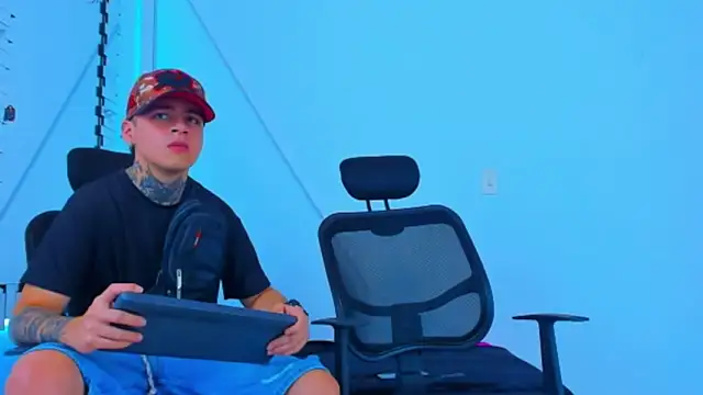 hot_boy2025 (Ask my age) - fuck with my boy