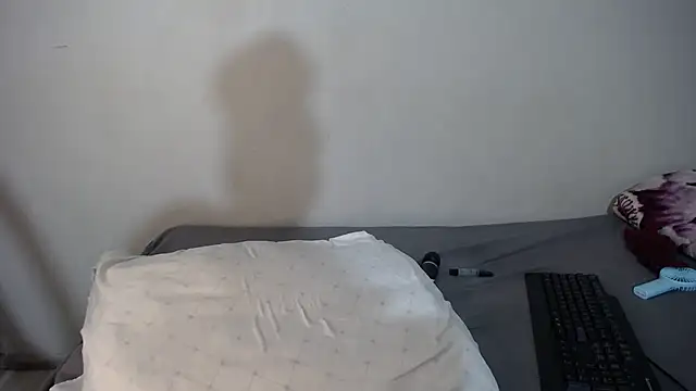 sluttykayy (F young) - vibrating some nice shaved pussy