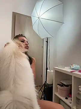 Webcam Model (CelineReys)  is live.Free join now!