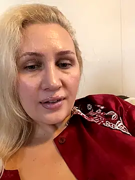 Webcam Model (YourBlondee)  is live.Free join now!