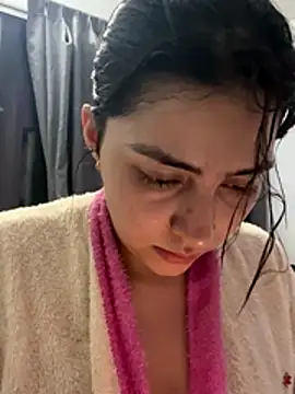 Webcam Model (Cami-)  is live.Free join now!