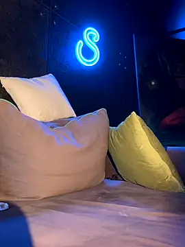 sssativa_model (F young) - Pussy masturbation under the table