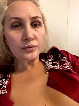 Webcam Model (YourBlondee)  is live.Free join now!