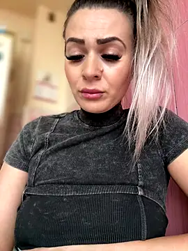 iSelena webcam stripchat model stream image