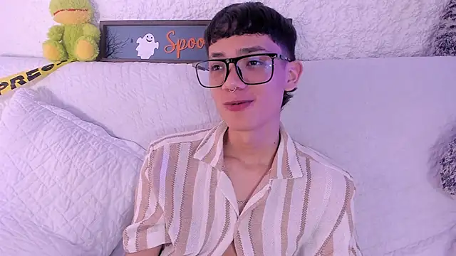 thiago_kinghot (M twink) - show chest