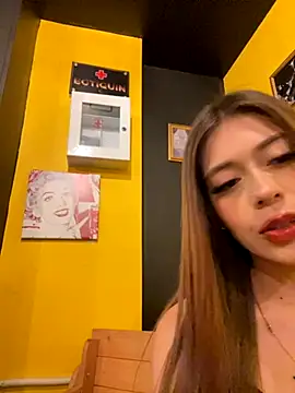 emmilyclark (F teen) - Spread Buttocks + Slap * 5