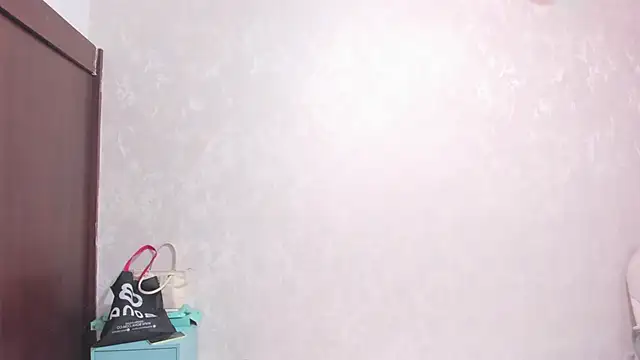 mia_vy (F teen) - show feet