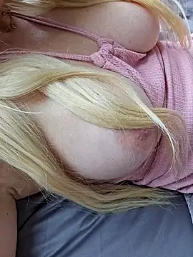 Hornyblond_Bella