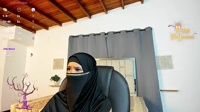 kalila_latif (F teen) - I fuck pussy with a big dildo