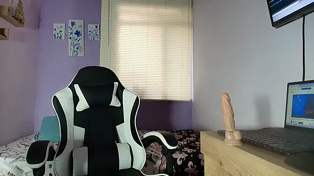 luna_desiree (F milf) - sweet milk on my tits