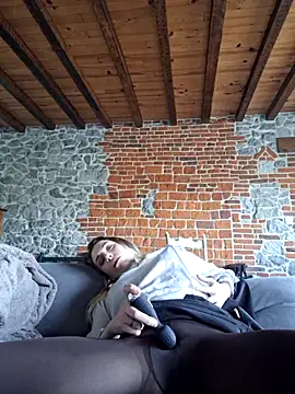 Webcam Model (SexyAlya)  is live.Free join now!