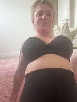 Webcam Model (MimiMaee)  is live.Free join now!