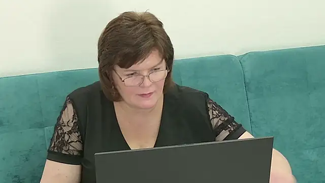 sandra_sunrise (F milf) - Dancing a striptease