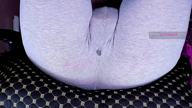 Cameltoe_squirt_inPants