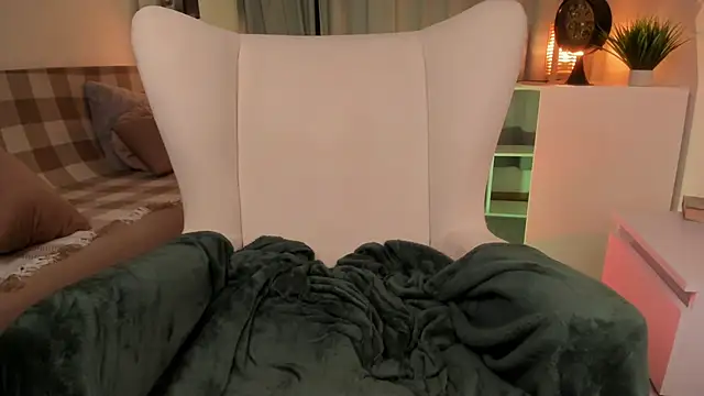 mistiegurwitz (F teen) - Press toy on my clit and control me